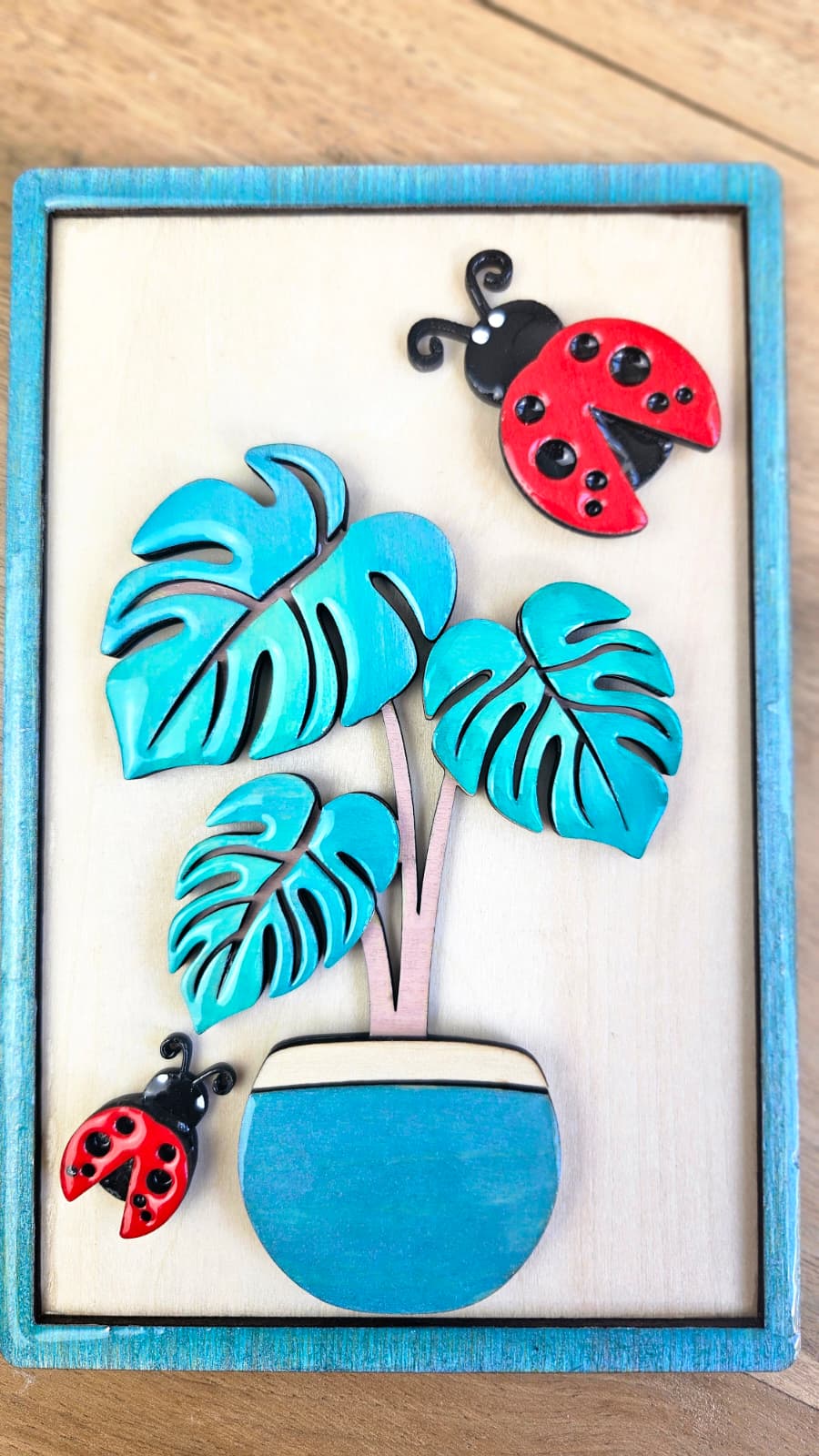 Cadre enchanté – Les Coccinelles et la Monstera